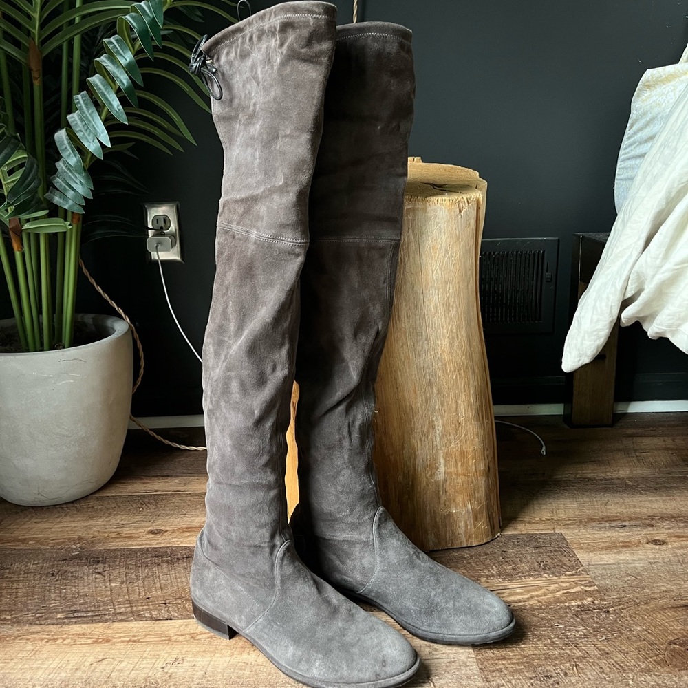 Stuart Weitzman Lowland boot in Londra suede